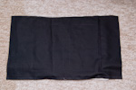 Potrzebna jest czarna materia o rozmiarach 50x24 cm
